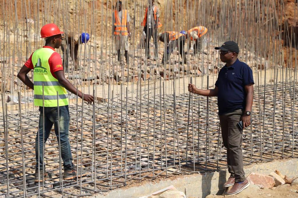 MielsBurundi's tweet photo. Umushikiranganji w’Inyubako @Capt_Dukundane yasavye @ObuhaOffice kwihutisha ibikorwa biriko birarangurirwa mu ruzi  #Gasenyi mu ntumbero yo kugabanya umurindi warwo mu gihe c’imvura. @NtareHouse, 
@BurundiGov https://t.co/RKYHZCMDV2