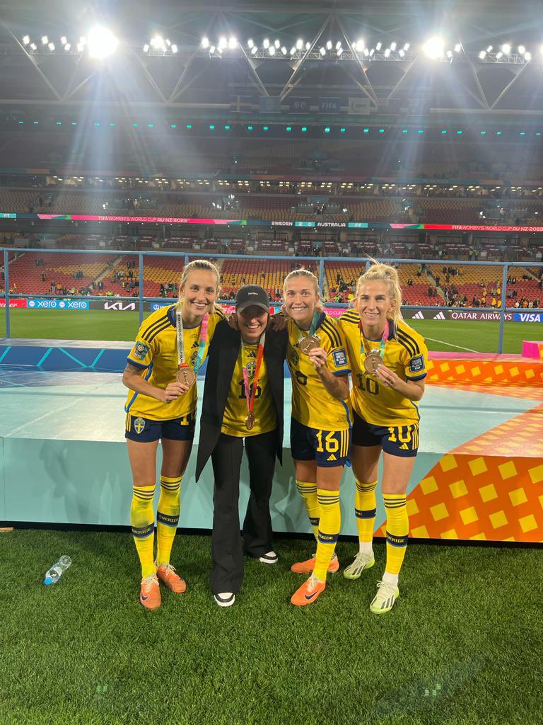 Agent Megan Brakes together with our girls who are coming home with bronze medal 🇸🇪😍❤️ 🥉 Nathalie Björn - Everton 🥉 Filippa Angeldahl - Man City 🥉 Sofia Jakobsson - San Diego