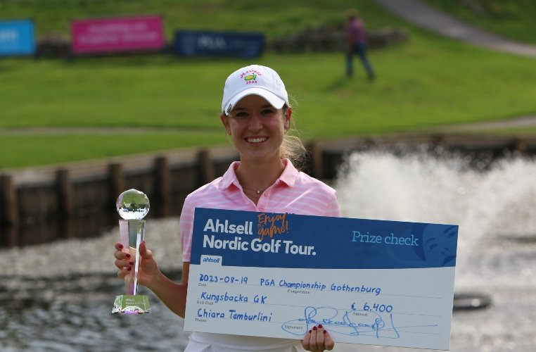 dkt_sports's tweet photo. Chiara Tamburlini wins the PGA Championship Gothenburg on her pro debut

https://t.co/hEfc90LYeO

(Photo Credit: LETAS)

#DKTSports 
#ChiaraTamburlini #LETAS #LETGolf #LETAccessSeries #LETASGolf #LadiesEuropeanTour #Golf https://t.co/u7sYHS0ts1