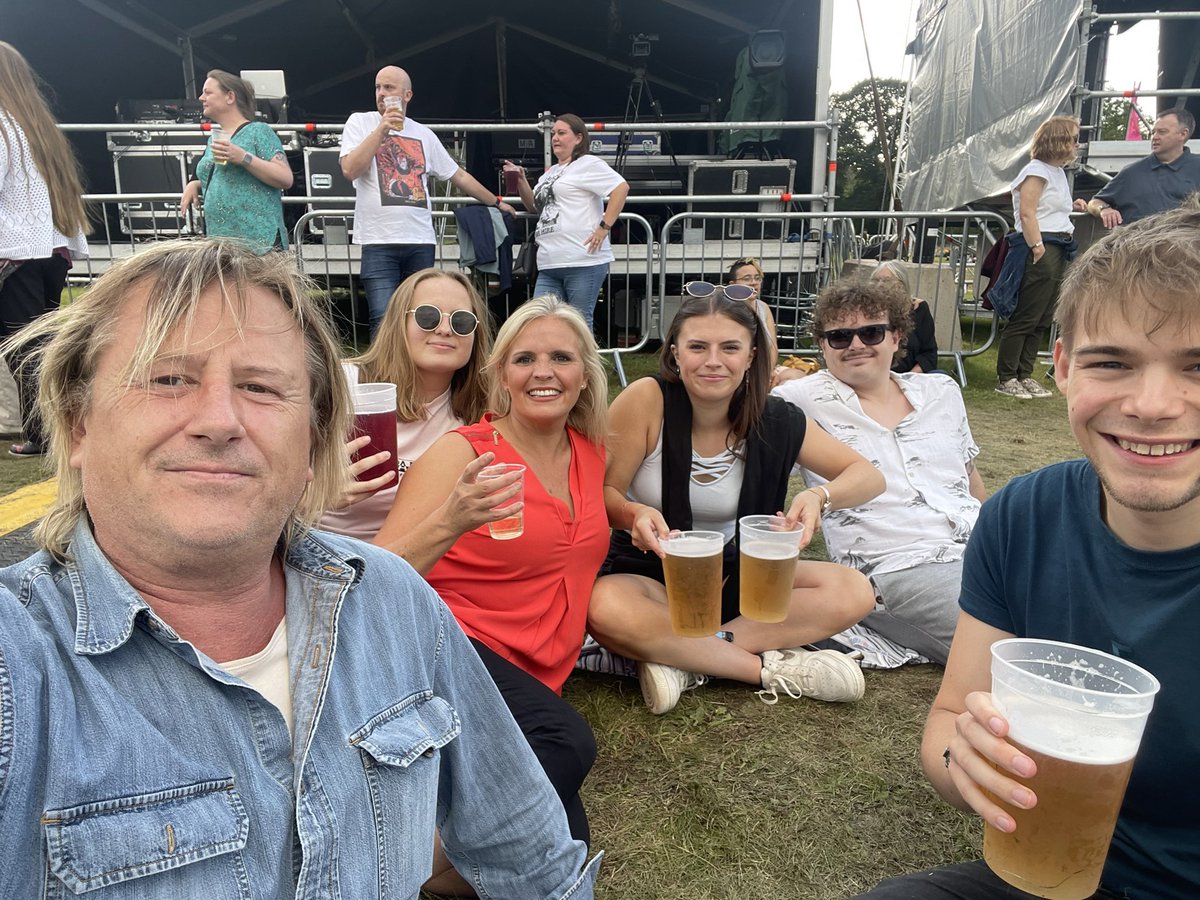 martinpmurray's tweet image. At #TrenthamLive 
#KaiserChiefs
#RazorLight 
With my clan and a couple of extras