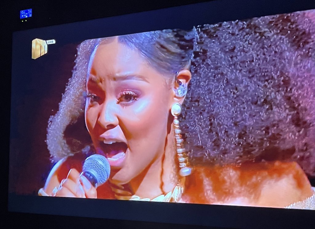 #IdolsSA  Take Lungelo to the top 10 already.