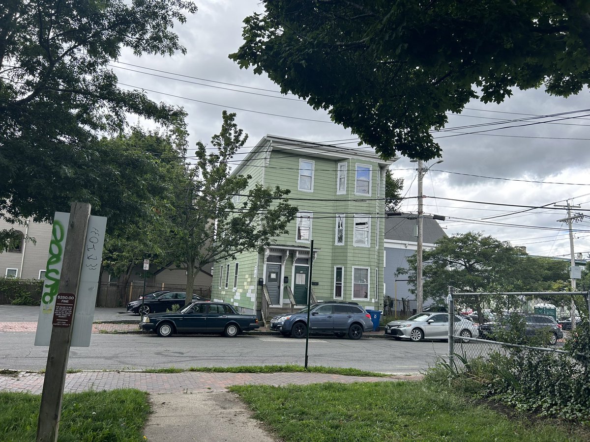 Matt_Stefon's tweet photo. The #NewEngland #ThreeDecker in its natural environment. #EastEnd #PortlandMaine https://t.co/jXALu2wqlh