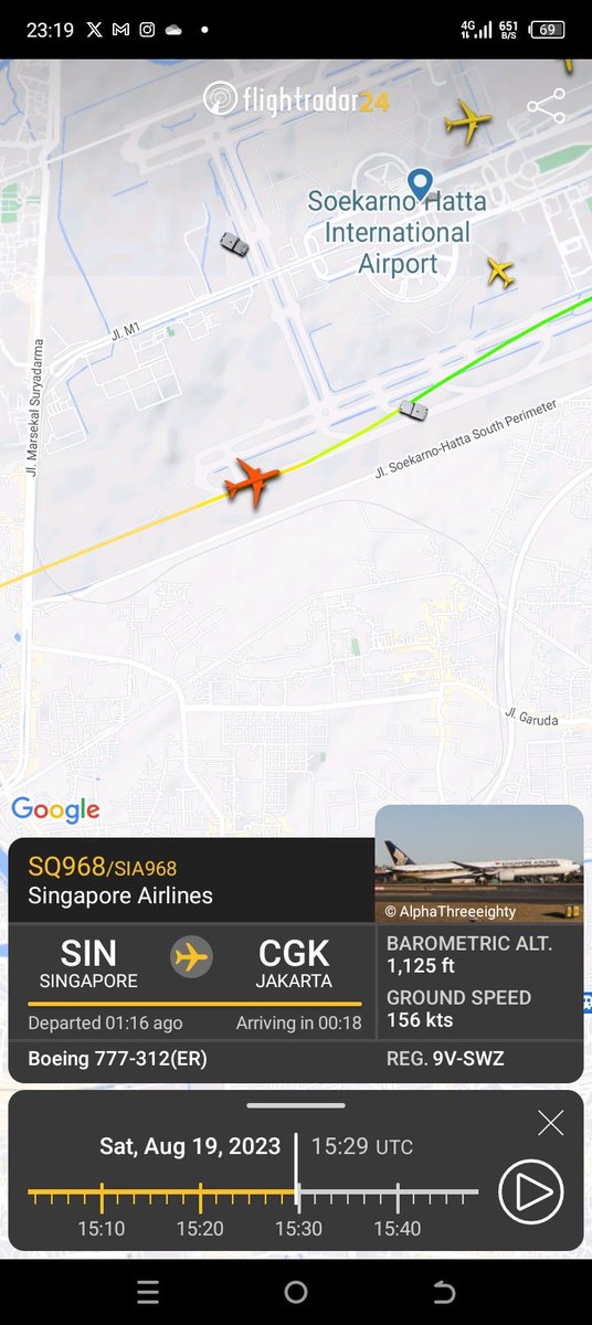 GerryS's tweet photo. Ada pesawat Singapore Airlines malam² go-around di bandara Soekarno-Hatta ada apa? Teman yang onboard SQ968 nanya, soalnya bukan di jam sibuk. Kata captainnya gak dapat landing clearance. Lha kok?

Ternyata setelah buka FlightRadar24, ada kendaraan runway inspection masuk runway (pasti dengan ijin), dan sepertinya telat keluar atau menemukan sesuatu yang butuh di cek.

Pesawat go around di 500ft diatas permukaan landasan. Masih aman, cuman buat saya, kenapa kendaraan yang jalan di runway tidak menghadap incoming traffic (untuk situational awareness yang lebih bagus) seperti di bandara² sibuk lainnya?

Bersyukur komunikasi berjalan baik dan pesawat tidak menunggu terlalu sama untuk go-around.

Go-around itu seru buat beberapa, mengerikan buat beberapa, tapi memang terjadi sehari² di segala penjuru dunia (bisa dibilang "jarang tapi sering", mungkin?)

Semoga next time koordinasi antara pesawat, tower dan airside inspection vehicle bisa lebih bagus (seperti biasanya).