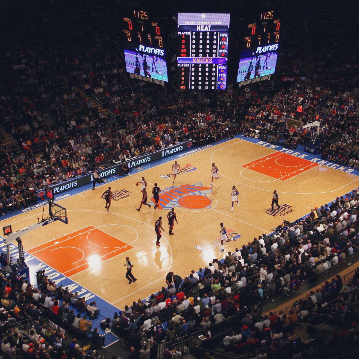 TheKnicksWall's tweet photo. Let’s settle it once and for all:

Do you prefer the blue or the orange paint at MSG? 

🔵 RT for blue paint 
🟠 Like for orange paint https://t.co/yv86H8yQbe