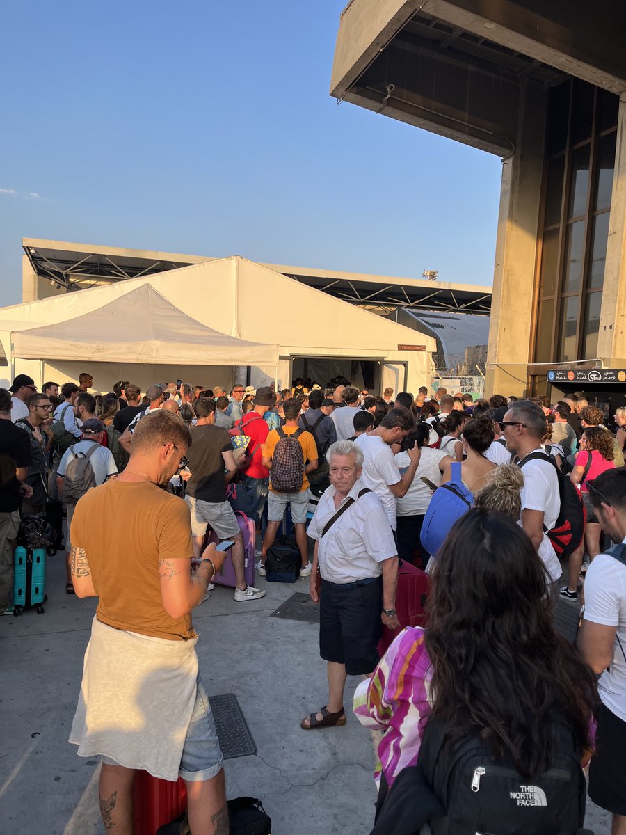 Aeroporto di #Catania ancora nei tendoni, aspetti fuori e ti chiamano col megafono