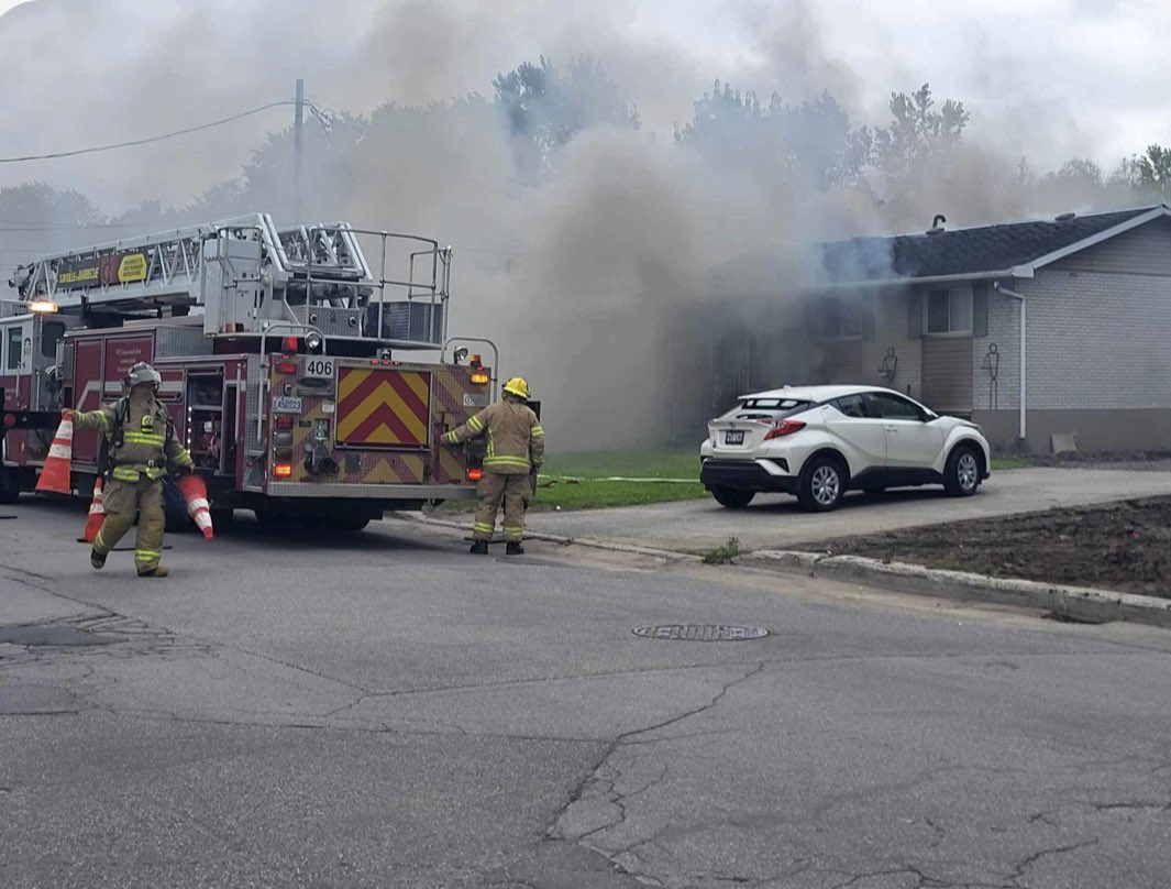 Cameradenuit2's tweet photo. Gatineau Incendie
Rue Notre-Dame  et du Lac pompiers présentement sur les lieux d’un incendie résidentiel secteur à éviter période de temps indéterminé
Infos à suivre 
Vous avez des photos ou des videos  info@cameradenuit.ca https://t.co/rFCgxm3Lj6