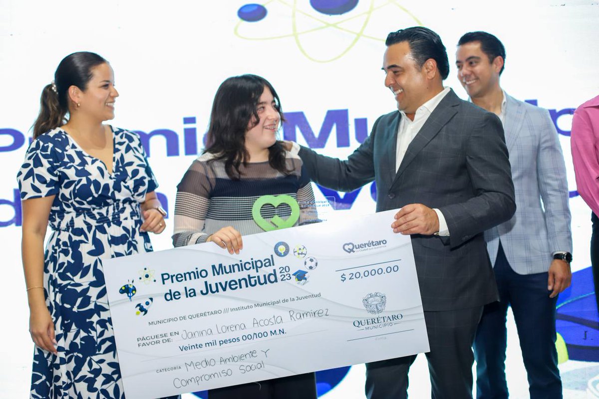 LuisBNava's tweet photo. Hoy le damos el mayor de los premios a los jóvenes que de manera activa trabajan por mejorar #ElQuerétaroQueQueremos. 

Felicidades, su generación protagoniza ese cambio que bien se requiere en todo el país.