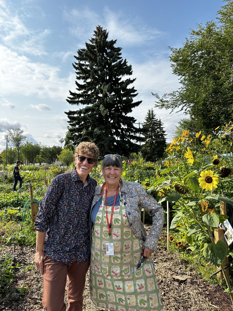 Starting off my day at the beautiful @ExploreEdmonton Urban Farm with my favourite volunteer farmer, Pam! 💚 It’s @OpenFarmDays, and all day there’s free programming: honeybees, worm composting, greenhouses, medicine plant beds, chicks hatching, and much more! 🐣🌽🐝