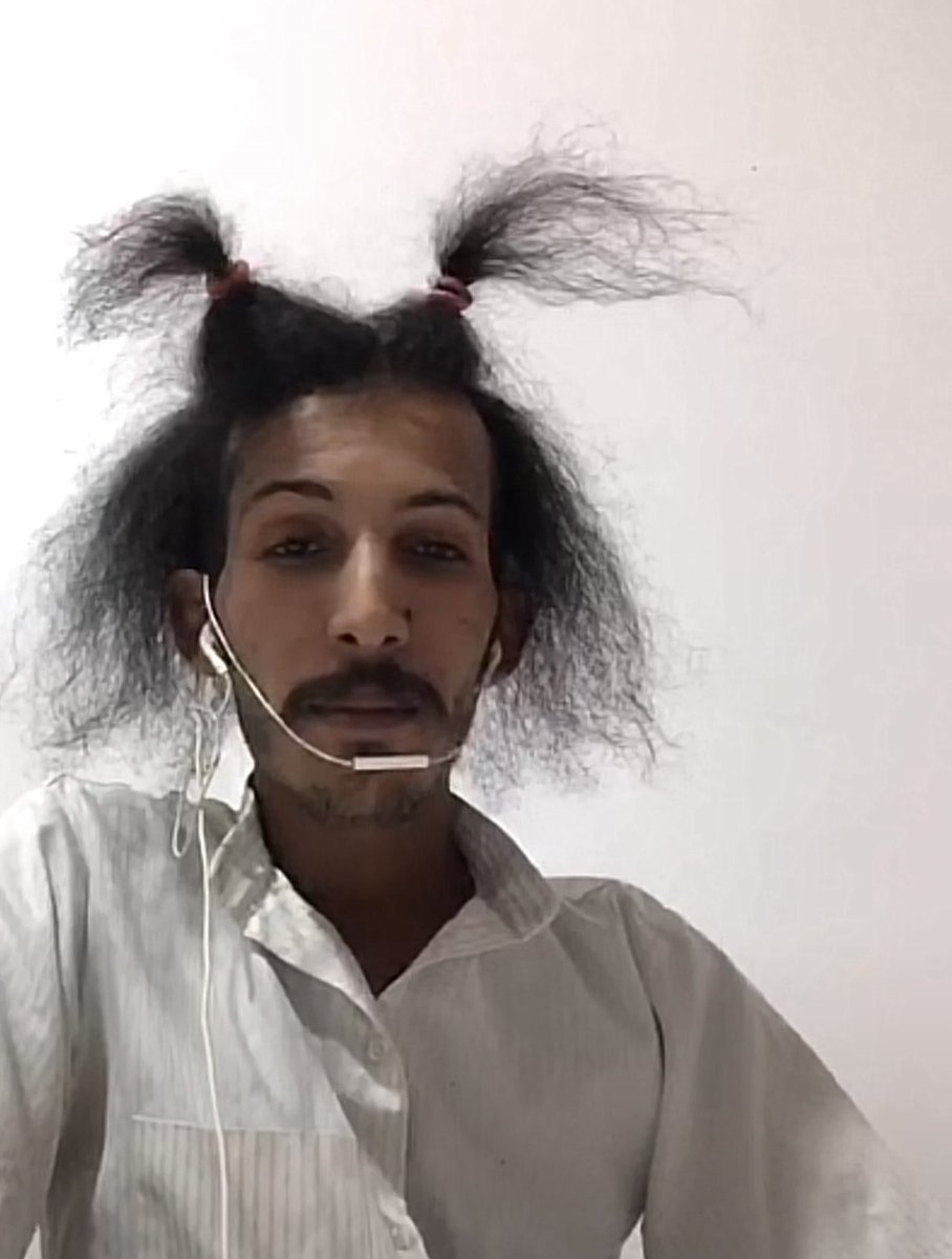 الذي يدخل أي مؤسسة حكومية بلباس الشورت يمنع بسبب مخالفة الذوق العام بالرغم أن من يشاهده حدود العشرين شخص .

والذي يذهب للمطار يمنع بلباس الشورت ومن يشاهده مئة شخص تقريباً .

ما هو عقاب من يظهر للعالم أجمع و يعكس صورة بعض الشباب السعودي بهذا المنظر " على سبيل المثال " لا الحصر

أم