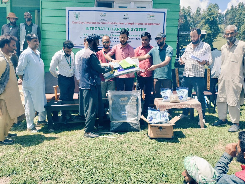 IgfriS's tweet photo. ICAR-CITH, @IgfriS and @AgricultureKmr organised an awareness cum training camp on Integrated Farming Systems at Aru, Anantnag for agropastoralists of Geerwad behak.
#Integratedfarmingsystems
#Diversification
#Livelihoodsecurity
@PIB_MoTA @icarindia @IcarIgfri @IYRP2026 https://t.co/MkIqN99mD0