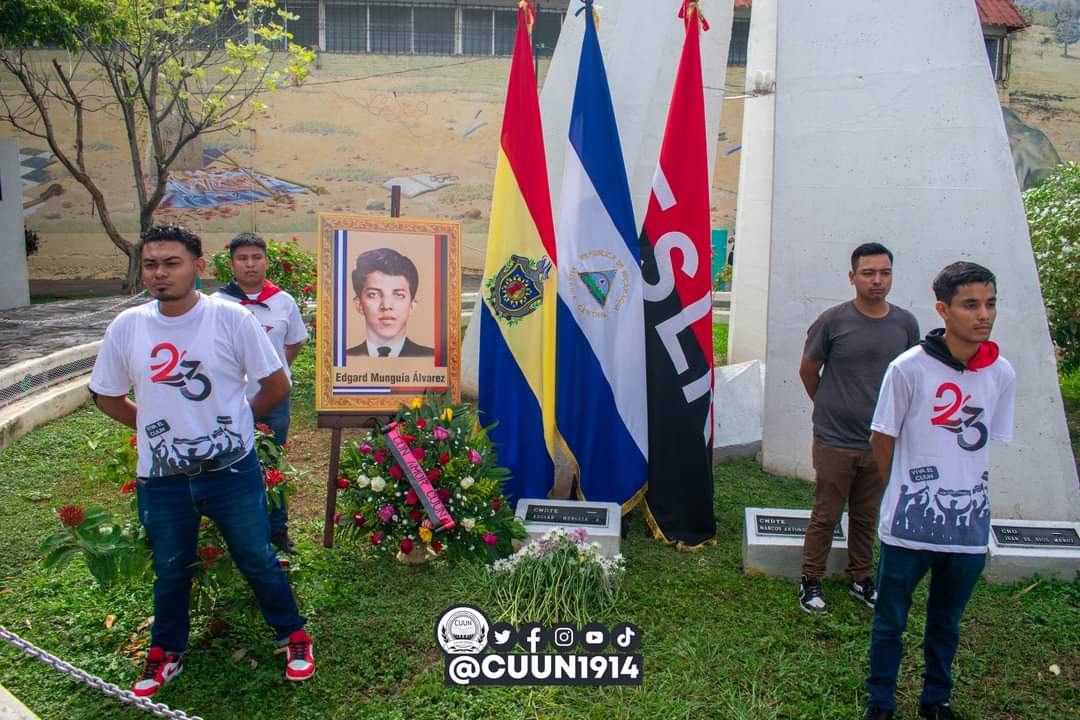 cuununan's tweet photo. Entrega de ofrenda floral y guardia de honor, en saludo al 77 aniversario del natalicio de nuestro líder estudiantil y comandante Edgard Munguía Álvarez.

#ALCUUNMUNGUIA
#CUUN1914 https://t.co/xLU7BypBav