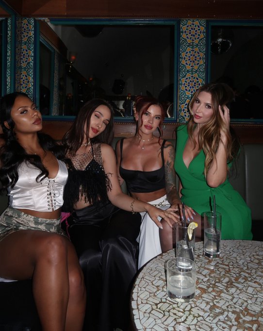 Four Dommes walk into a bar and never have to pay for drinks 🥂   @PraisePandora  @Princess_Cin_  @Worship_Nova