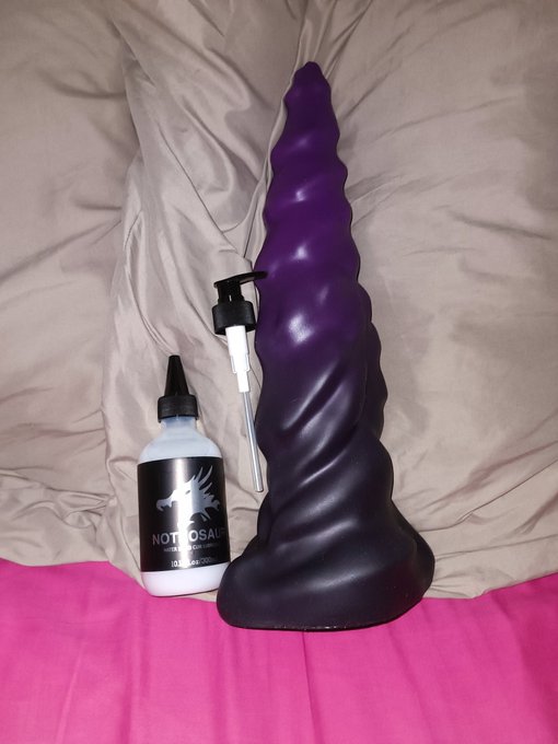 Mon nouveau jouet Ein XXXL de @NothosaurFR est arriv&eacute;. Avec du lubrifiant effet sperme que je testerai<a class="tags" target="_blank" title="On Twitter" href="/?out=eyJ0eXAiOiJKV1QiLCJhbGciOiJIUzUxMiJ9.eyJpYXQiOjE3MjAyNDAxNDYsImlzcyI6InR3cG9ybnN0YXJzLmNvbSIsIm5iZiI6MTcyMDI0MDE0NiwiZXhwIjoxNzUxNzc2MTQ2LCJyZWRpcmVjdF91cmwiOiJodHRwczovL3R3aXR0ZXIuY29tL05vdGhvc2F1ckZSIn0.xxIiQRGaerdQWmYHH5hS6kUYCah4QjkiV3s1GGPzaNOiBRAxPXeodWQQ-zWCTTxT4i3hgGnYS-vANagda_-kdg">@NothosaurFR</a><a href="/tag/stripchat"class="tags"><span>#stripchat</span></a><a href="/tag/stripmenow"class="tags"><span>#stripmenow</span></a><a href="/tag/stripchatlive"class="tags"><span>#stripchatlive</span></a>
