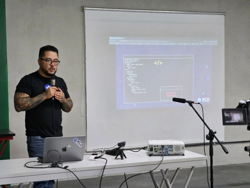 kcdguatemala's tweet photo. Douglas López nos está hablando de despliegues personalizados con la ayuda de Helm operators. Los invitamos a venir al aula magna de Campus Tec, está muy interesante. Estamos también transmitiendo en vivo en https://t.co/nrA106g2x3 https://t.co/WIC0mlSd5j