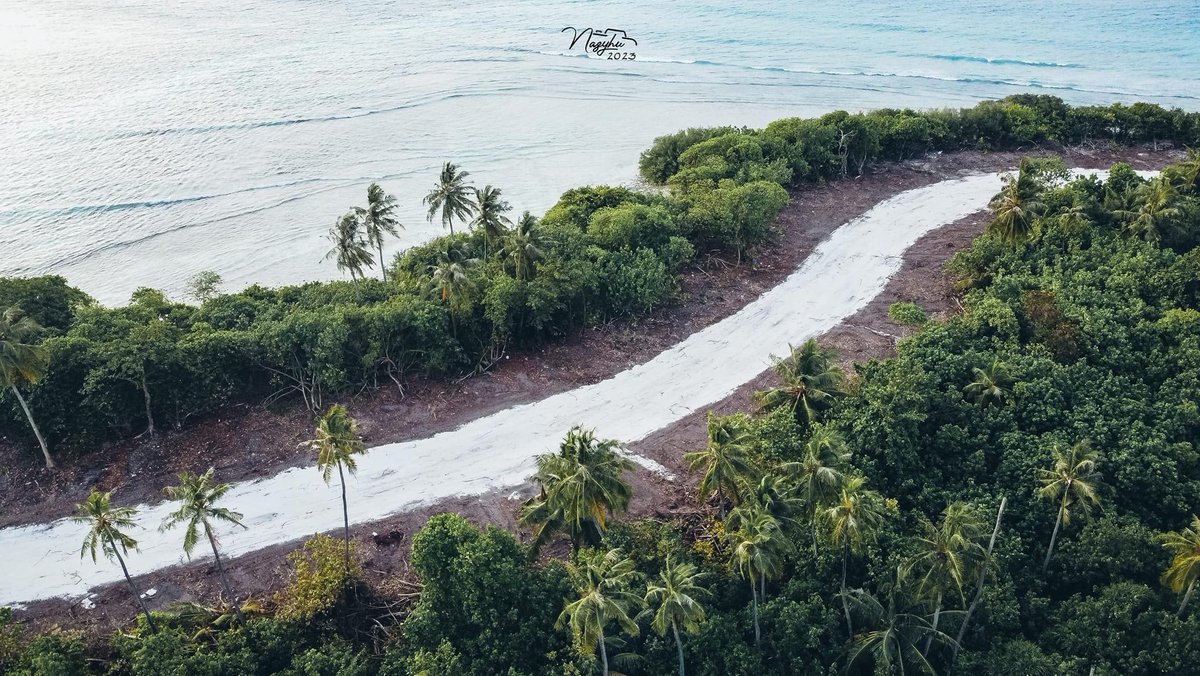 Ha.Baarah, ring road. 
Gudhurathy kārisā thah aamukoh mihaaru hingaathan hama lolun dhekey iruvs hama fikurukoh visnan beynun nuvanee baa ey hithah araa. 😭 
@EPAMaldives <a href="/MoEnvmv/">Min. of Climate Change, Environment and Energy, MV</a> <a href="/naeembe/">Ibrahim NAEEM</a> <a href="/anuahsa/">Shauna Aminath 🎈❓</a> <a href="/SabraNoordeen/">Sabra 🎈</a> <a href="/Mihaarunews/">Mihaaru</a> <a href="/SaveMaldivesMV/">#SaveMaldives Campaign</a> <a href="/avasmv/">avas</a> <a href="/TheCVF/">Climate Vulnerable Forum</a> #climate 
PC: Owner.
