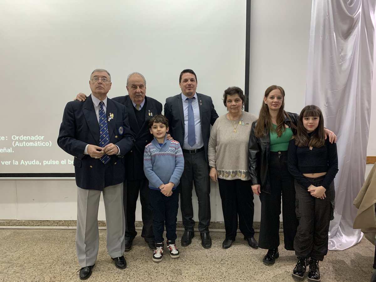 Ayer tuve el honor de asumir como Presidente del Club de Leones Lanus Gerli Oeste Agradezco profundamente a mi familia y amigos por acompañarme siempre; al Gobernador del Distrito “O” 5 León Alberto Giménez; especialmente al León Jorge Belén y a la memoria de Mónica Domínguez