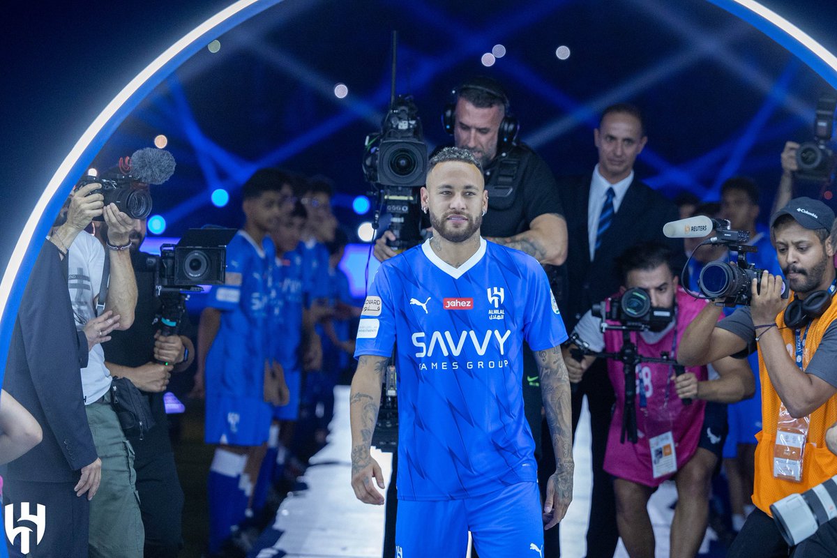 futebol_info's tweet photo. "Estou muito feliz por essa recepção, por esse desafio. Estou impressionado e muito feliz. Eu vim para o maior clube desse país e espero ser parte da história e ganhar muito. Vou desfrutar, ser feliz e fazer o possível por esse clube. Estou orgulhoso de ser Al Hilal."

🎙️ Neymar.
📸 Divulgação/Al Hilal