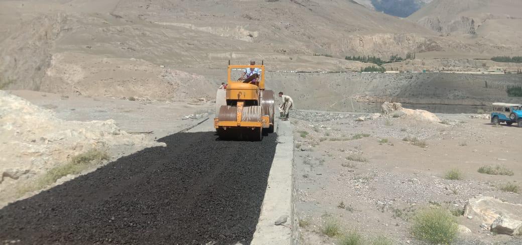 skps70's tweet photo. A road is being paved with bitumen in border village of KhudaAbad upper Hunza near Pak-China border by Works Dept GB. https://t.co/R5e5MAsEpr