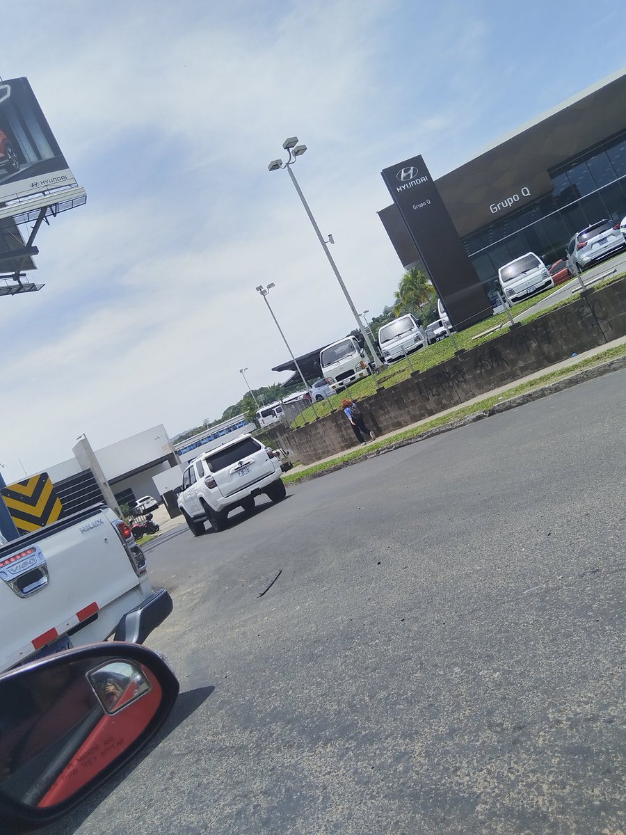 P 28 7A7
<a href="/VMTElSalvador/">VMT</a>  <a href="/ObrasPublicasSV/">Ministerio de Obras Públicas</a> <a href="/PNCSV/">PNC El Salvador</a>
La intolerancia al volante es un riesgo para los conductores responsables.
Este sujeto quemando llantas y tirándole el carro a los demas conducatores sobre boulevard de los próceres