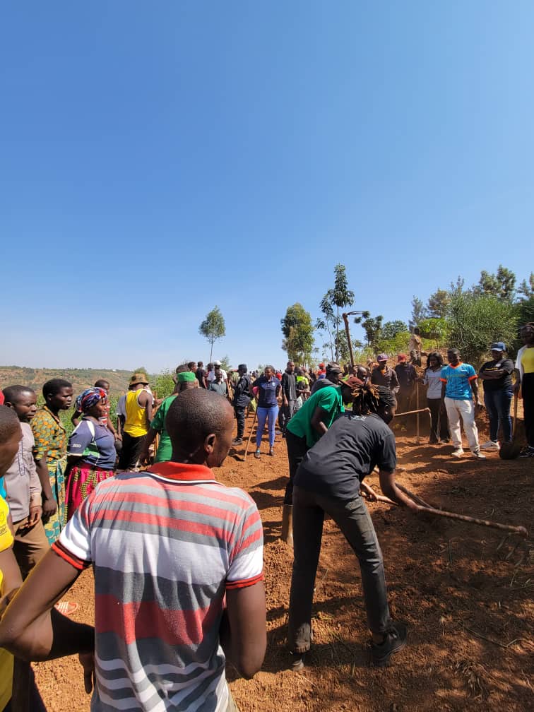 NyamaswaFrancis's tweet photo. Umutoza w'ikirenga niwe soko tuvomaho. Turashima urubyiruko hirya no hino mu turere kumigendekere myiza y'umuganda wihariye w'urubyiruko, tunishimira no kuba twifatanije mu  muganda n'umutoza uzirusha intambwe H. E Paul kagame, tuzaguhorane mubyeyi, urubyiruko turagukunda. https://t.co/2GzoHsPGXC