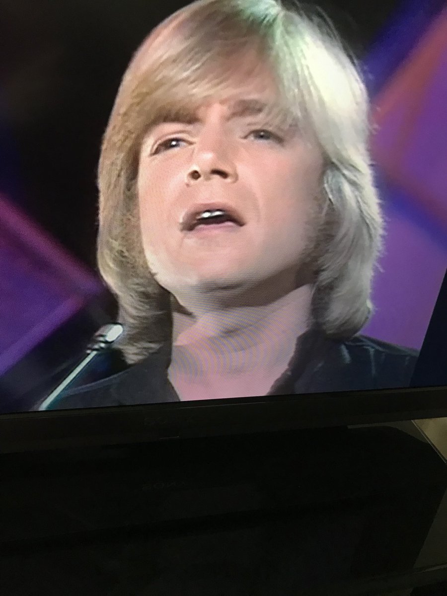Catching up on TOTP1978 from last night - Justin Hayward , in a black shirt, singing Forever Autumn - does Saturday teatime get any better 🥰 #moodyblues #justinhayward #foreverautumn #sideburns