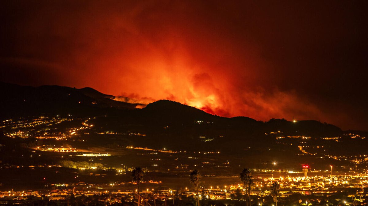 Thousands ordered to flee as heat, wind stoke fire on Spain’s Tenerife island ➡️ go.france24.com/anD