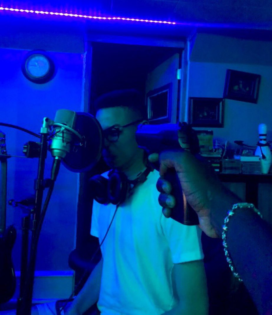 BNYX's tweet photo. they think I be in the studio like this 😂 https://t.co/atc2XULnTx