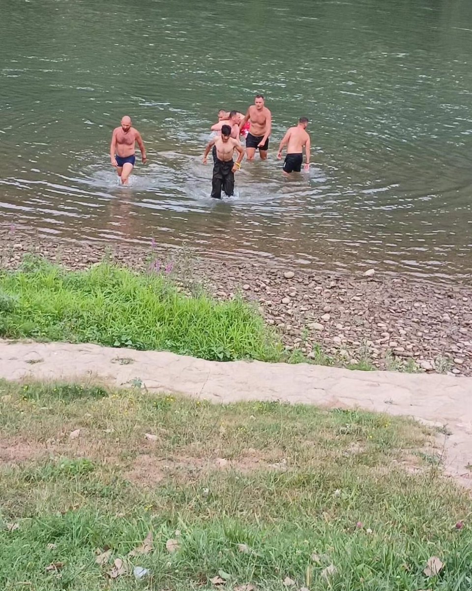 ‼️ Geflüchteten vor dem Ertrinken gerettet ‼️

Die mutigen Bosnier Goran Barač und Aleksandar Petrović haben heute einen Geflüchteten, der im Fluss Drina zu ertrinken drohte, aus dem Wasser gerettet. Danke an die Bürger: innen von Zvornik, die sie dabei unterstützen.

Die EU kann