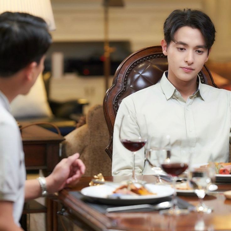 K_dramas_C's tweet photo. Aquí el paire del cardiólogo, dirigiendo la vida de su hijo hacia la perfección extrema... La que él decide.
Asfixa lo de este hombre, qué angustia, por favor... Y el chaval aguantando, 'a su manera' 🫣🫣
#Matalada https://t.co/RF1JEl7GjB