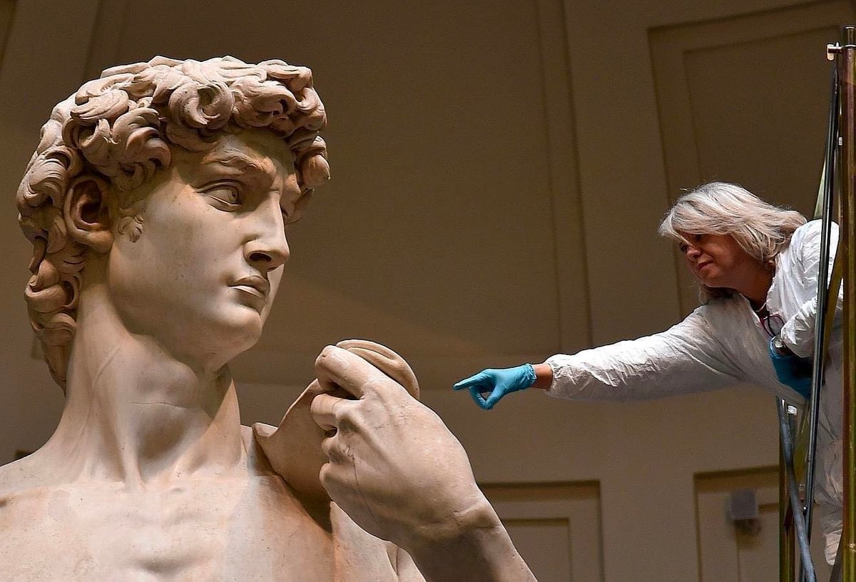 EnsedeCiencia's tweet photo. Las impresionantes dimensiones de David 💫

David, del famoso pintor y escultor italiano renacentista Miguel Ángel Buonarroti, es mas grande de lo que imaginamos: mide 5.17 metros de alto y tiene una masa de 5.5 toneladas. Es una de las esculturas mas famosas del mundo y símbolo cultural, y se encuentra en la Galería de la Academia de Florencia, Italia 🇮🇹

La escultura representa al Rey David, un personaje bíblico momentos previos al enfrentarse al gigante filisteo Goliat. La obra fue encargada por la Opera del Duomo, una institución laica que mantenía y conservaba las pertenencias de lugares sagrados como las iglesias. Fue tallado a partir de un gigante bloque de mármol extraído de una cantera de la region de Toscana en Florencia, Italia. Algunos artistas como Agustino di Duccio trataron de esculpirlo, pero sin éxito dejándolo a medias y con fracturas.

Posteriormente fue Miguel Ángel quien se gano el honor de realizar la escultura que ha significado un símbolo artístico del renacimiento hasta la actualidad.