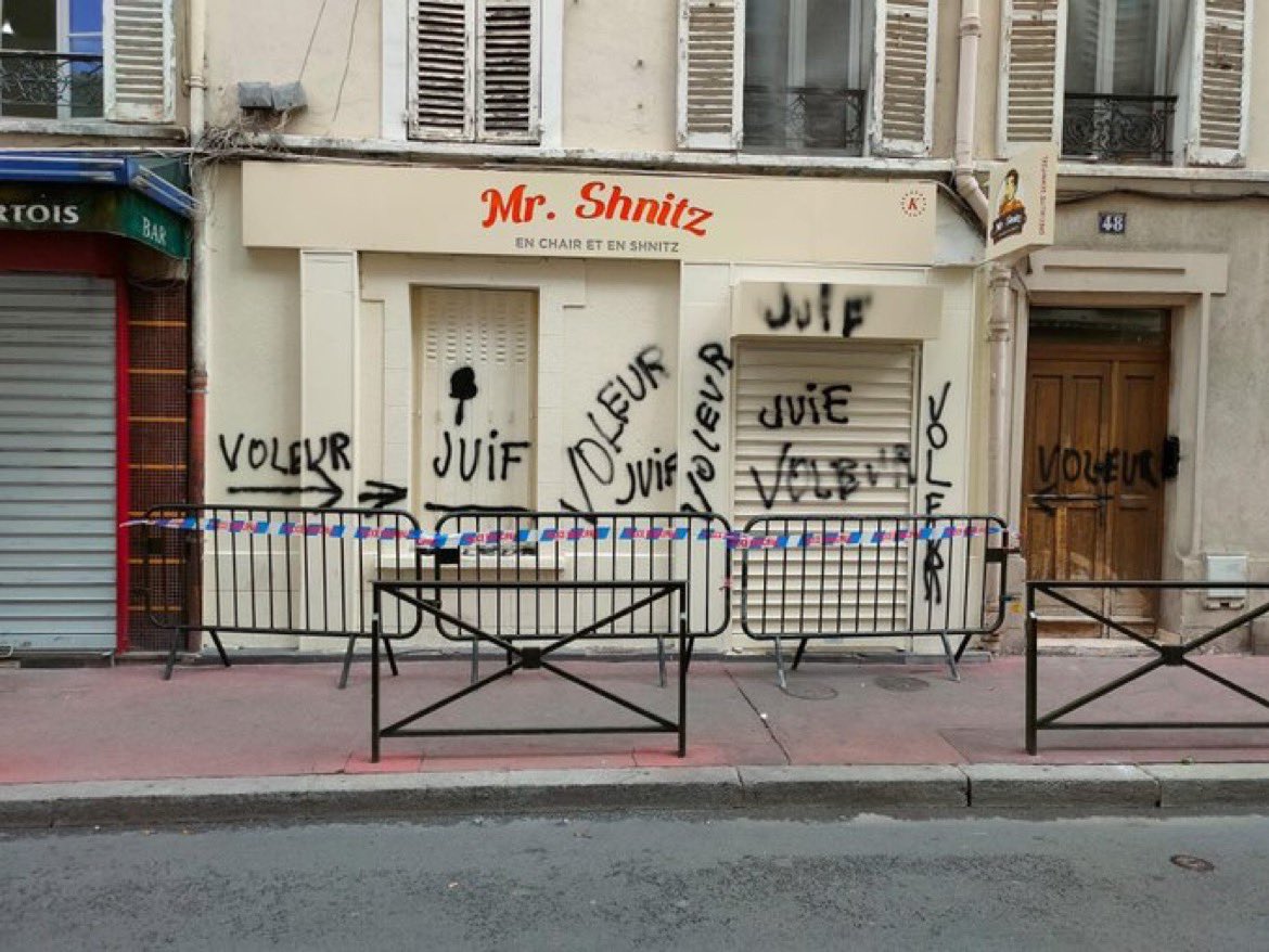 Image glaçante d’une devanture taguée pour signaler que le commerçant est juif. Nous ne sommes pas en Allemagne dans les années 30, mais en 2023 à #Levallois. Parce que l’histoire peut bégayer, notre vigilance sur l’antisémitisme ne doit jamais faiblir.