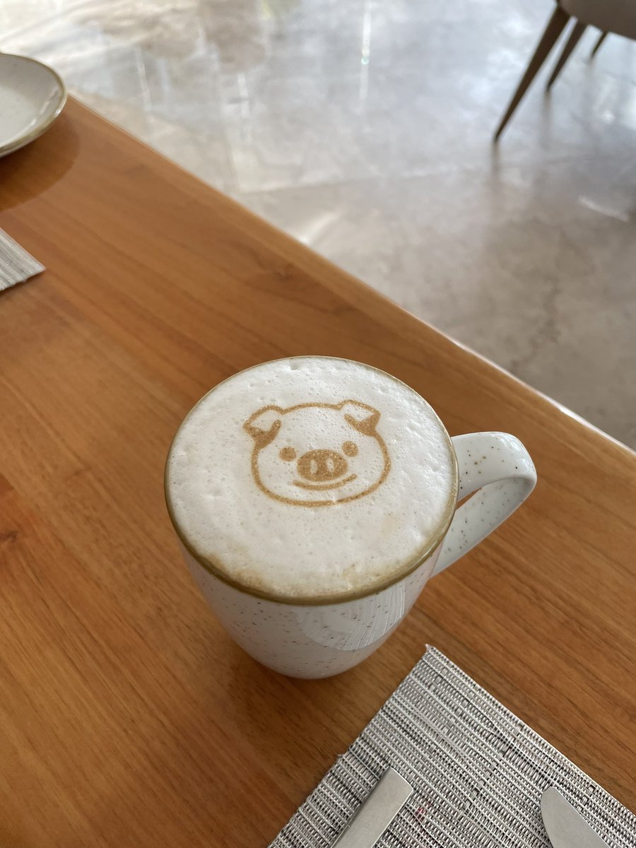 reportemtynl's tweet photo. Cuando el mesero té quiere decir algo 😢 🐷 https://t.co/2DpcM00d3H