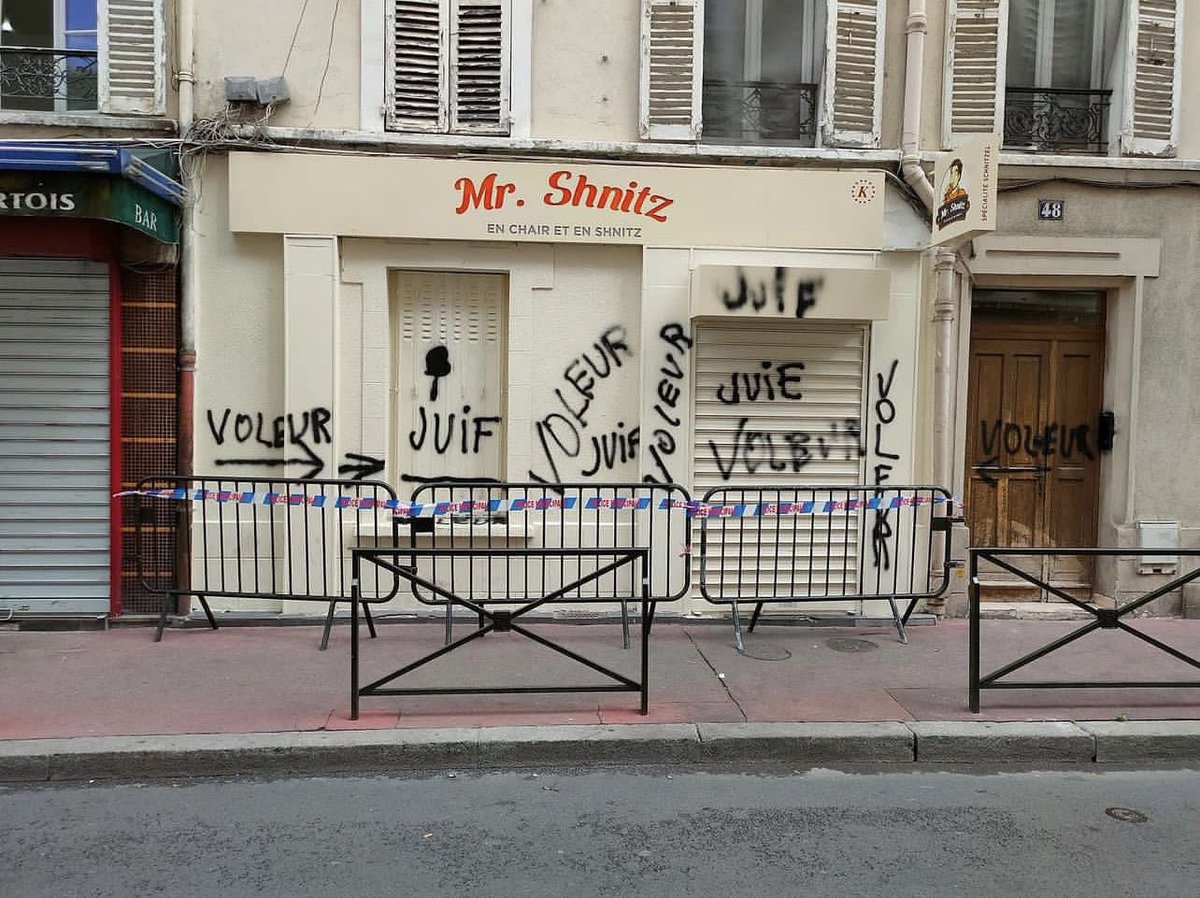 IsraelenFrance's tweet photo. Nous condamnons avec la plus grande fermeté les tags antisémites découverts ce matin sur la devanture d’un restaurant casher à #LevalloisPerret.

Ces inscriptions, qui révèlent la haine du #Juif encore malheureusement bien présente en 2023, doivent impérativement être prises au sérieux.

Ces tags ne peuvent faire l’objet d’un énième fait divers.

Nous apportons notre plein soutien au commerçant visé ainsi qu’a la communauté juive de #LevalloisPerret.
