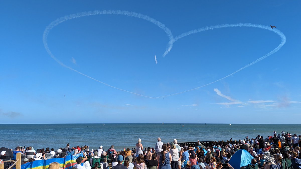 ChiralMiller's tweet photo. #Airbourne Wonderful display from the #RedArrows in Eastbourne today. #Eastbourne #Airshow https://t.co/Ms7Dj0AcFw