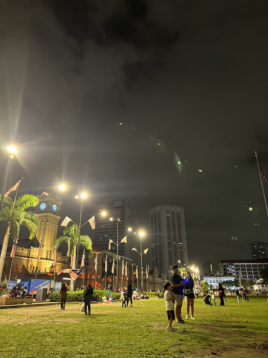 mardhea_oi's tweet image. Malaysians actually want more parks like thiss. Not more mall. Kalau historical buildings nearby ni ada 24hours mcd ke apa lagi letup. 

Dataran Merdeka 1.45am