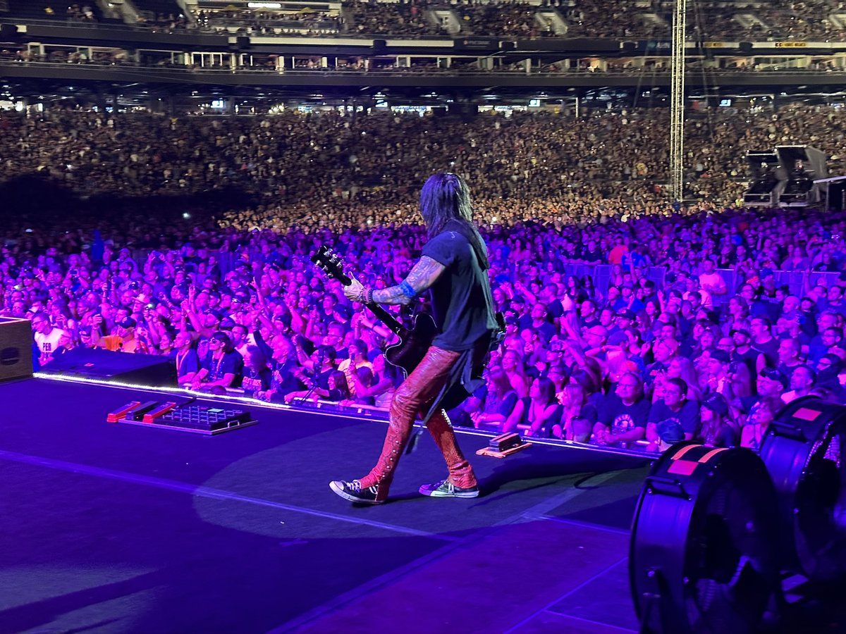 deljamesgang's tweet photo. A few more photos from Pittsburgh. @gunsnroses https://t.co/KtStM6DPKK