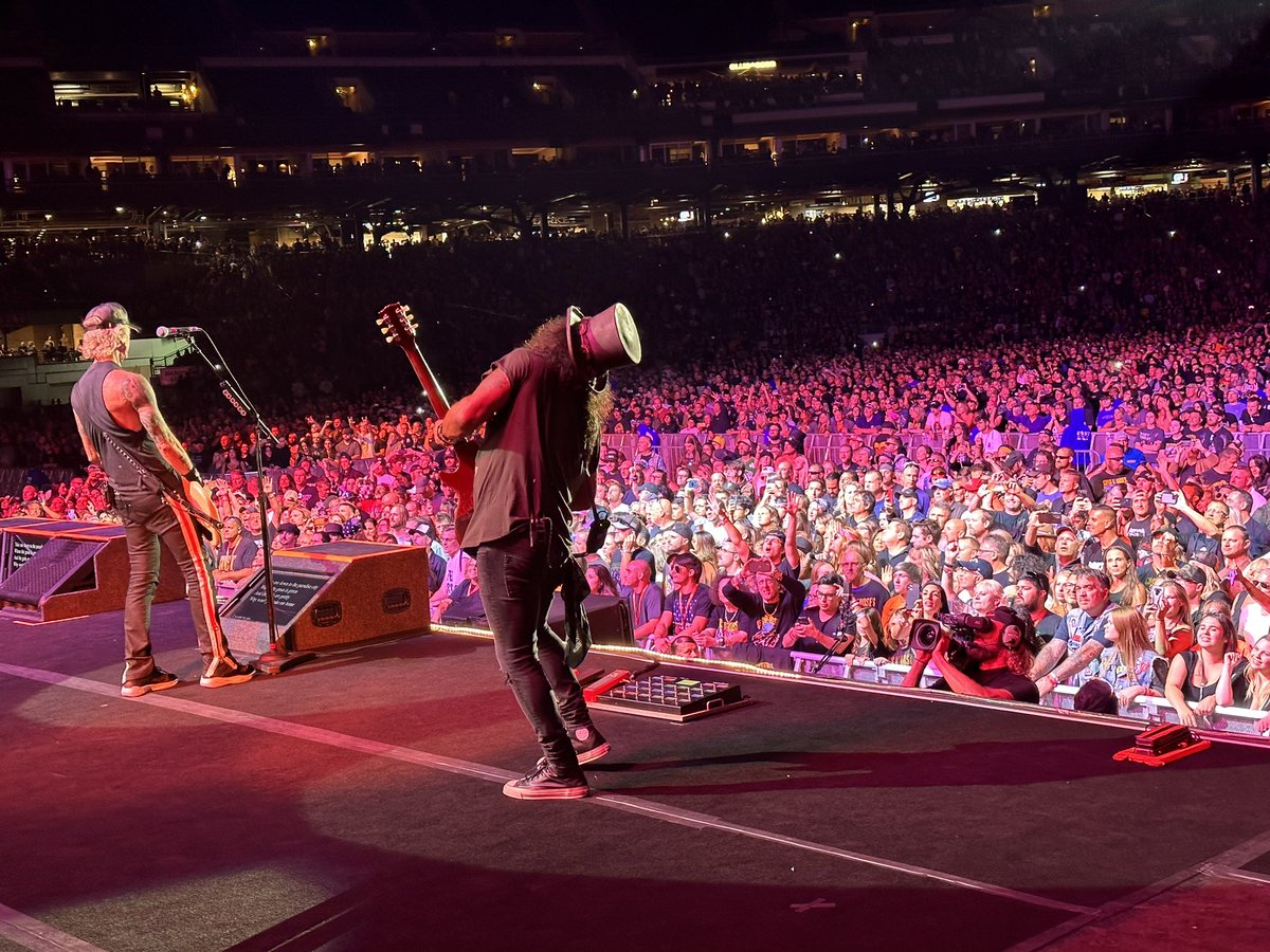 deljamesgang's tweet photo. A few more photos from Pittsburgh. @gunsnroses https://t.co/KtStM6DPKK