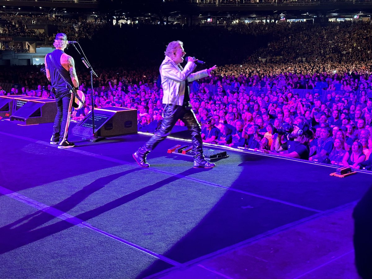 deljamesgang's tweet photo. A few more photos from Pittsburgh. @gunsnroses https://t.co/KtStM6DPKK