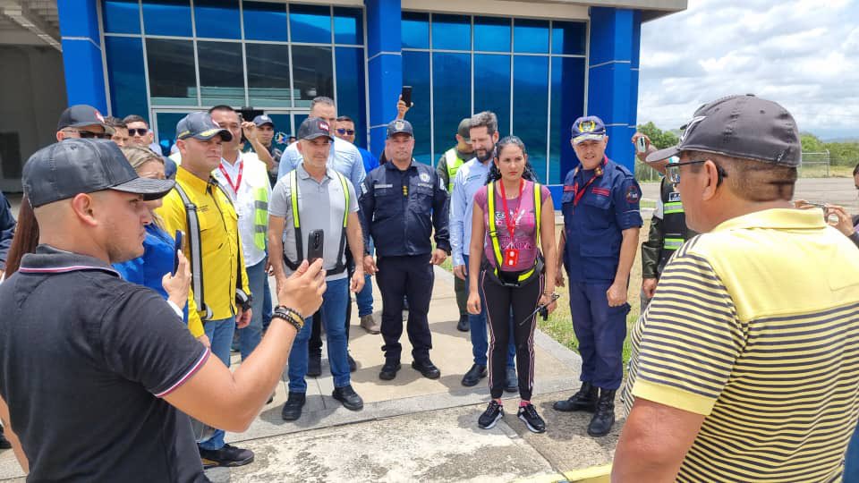 baer_ve's tweet photo. #19Ago | Jornada productiva de este sábado, cerró exitosamente en el Aeropuerto Gral. Juan Vicente Gómez de San Antonio, donde se trabaja mancomunadamente para que próximamente se retome la conectividad aérea comercial ¡Un solo gobierno, por nuestro pueblo!
#VenezuelaEsAfirmativa https://t.co/TAYl8aHa6e