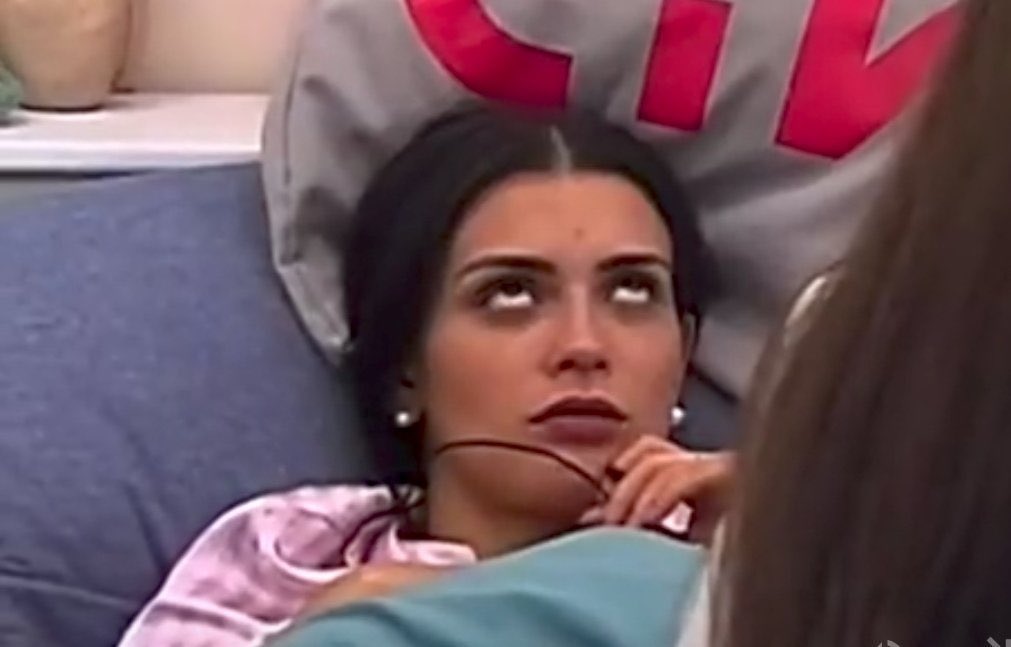 Lucas: hay que inventar cosas de la pincoya, hablar mal de ella para que la voten

*Formato de reality 24/7*

el público: se funan solos, ahora el juego es hacer que los lulos lleguen a la final exterminando a estos guarenes insidiosos

 #TheLulosShow