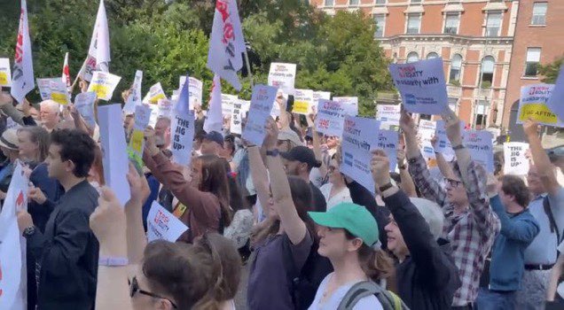 rachdowling1's tweet photo. ✨Proud to stand with fellow @IrishEquity members in solidarity with
#SAGAFTAstrike #WGAstrike
in Dublin today. ✊🏾
The issues surrounding the industrial action in the US are the same issues affecting actors writers + directors and the entire cultural community in Ireland. https://t.co/s68Qd4MgTa