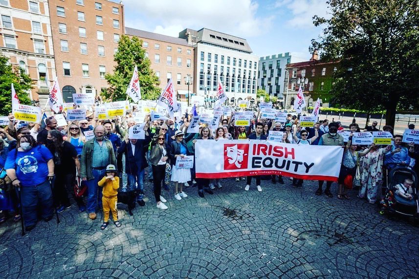 rachdowling1's tweet photo. ✨Proud to stand with fellow @IrishEquity members in solidarity with
#SAGAFTAstrike #WGAstrike
in Dublin today. ✊🏾
The issues surrounding the industrial action in the US are the same issues affecting actors writers + directors and the entire cultural community in Ireland. https://t.co/s68Qd4MgTa
