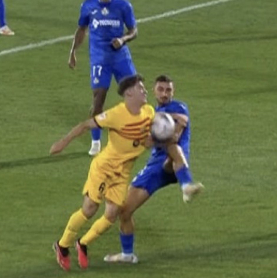 FRBarca_'s tweet photo. Ça a sifflé main pour Gavi, mais ça a validé ce but de Bellingham 😂

L’arbitrage en Liga toujours en faveur de la même équipe 🤡 https://t.co/RfqKdBrSAU