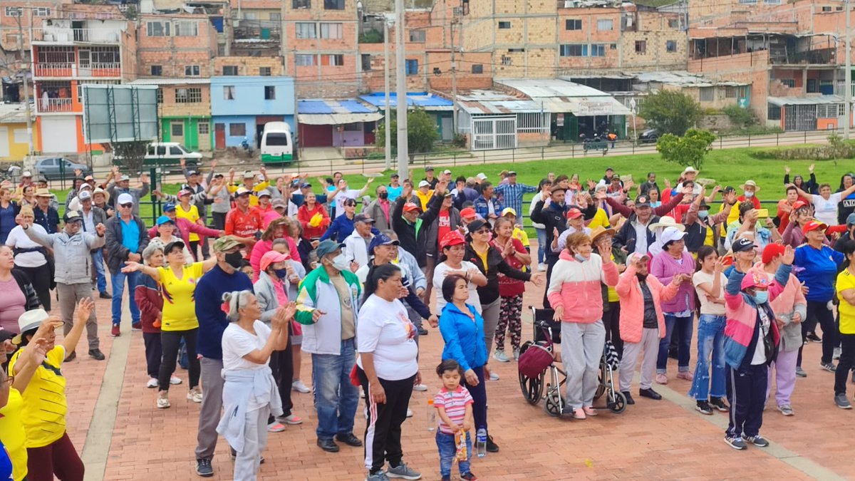 integracionbta's tweet photo. Con la llama olímpica se da apertura a las olimpiadas y juegos tradicionales en el marco de la celebración del Mes del Envejecimiento y la Vejez en #CiudadBolívar. Personas mayores participan en baloncesto, fútbol, rana y tejo.⚽🏀

#VejezSinAbandono https://t.co/VtH7ecWjsX
