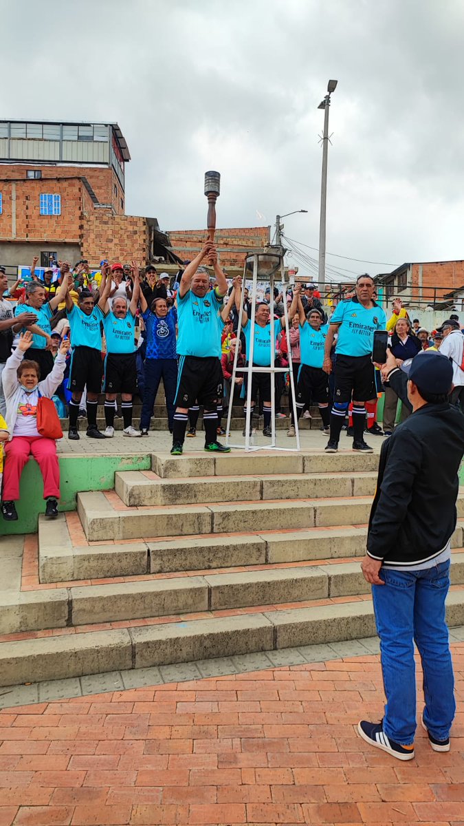 integracionbta's tweet photo. Con la llama olímpica se da apertura a las olimpiadas y juegos tradicionales en el marco de la celebración del Mes del Envejecimiento y la Vejez en #CiudadBolívar. Personas mayores participan en baloncesto, fútbol, rana y tejo.⚽🏀

#VejezSinAbandono https://t.co/VtH7ecWjsX