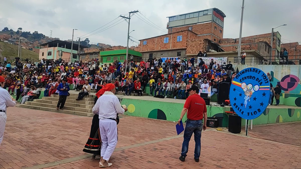integracionbta's tweet photo. Con la llama olímpica se da apertura a las olimpiadas y juegos tradicionales en el marco de la celebración del Mes del Envejecimiento y la Vejez en #CiudadBolívar. Personas mayores participan en baloncesto, fútbol, rana y tejo.⚽🏀

#VejezSinAbandono https://t.co/VtH7ecWjsX