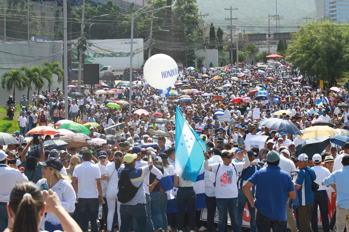 The newly formed Bloque de Oposición Ciudadana calls on Hondurans to Peacefully March. latinarepublic.com/2023/08/19/new…
#Honduras #BOC #LuchamosPorHonduras