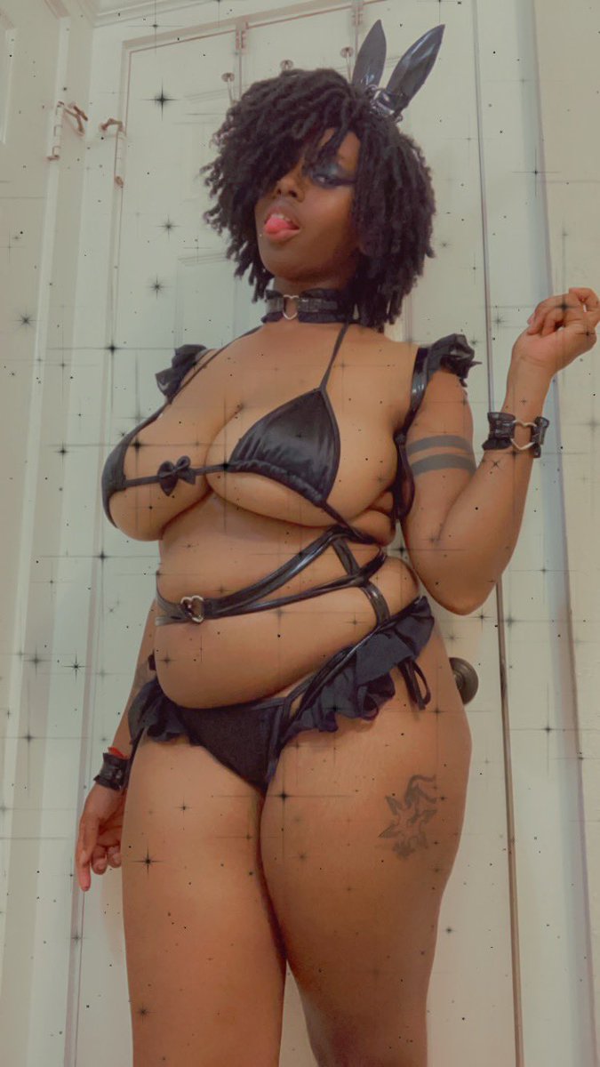 SpiderGemoJean's tweet photo. Got my Valentine Bunny fit from @moeflavor and I’m so glad it’s the Year of the Rabbit Still🥰🐰
(This color is an app exclusive only so download the Moeflavor app and use code GeMo for a discount🖤💋)
#moeflavor #moehoe #gothgirl #bunnygirl #cosplaybabe #Valentinebunny https://t.co/AOVH8W6GGS