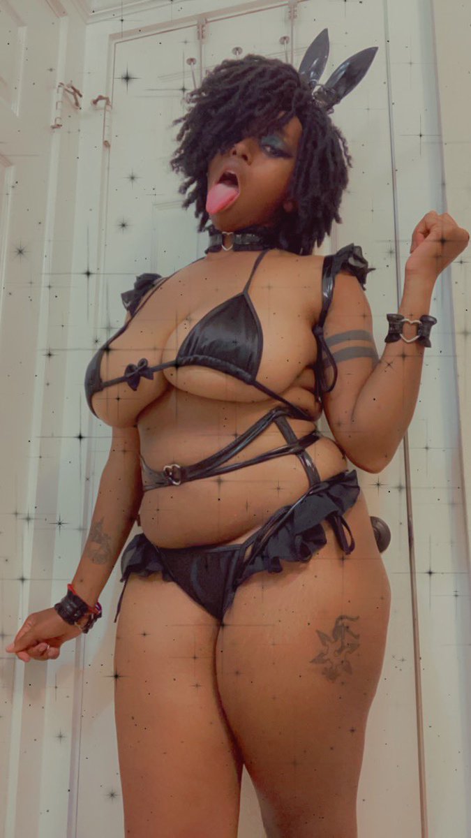 SpiderGemoJean's tweet photo. Got my Valentine Bunny fit from @moeflavor and I’m so glad it’s the Year of the Rabbit Still🥰🐰
(This color is an app exclusive only so download the Moeflavor app and use code GeMo for a discount🖤💋)
#moeflavor #moehoe #gothgirl #bunnygirl #cosplaybabe #Valentinebunny https://t.co/AOVH8W6GGS