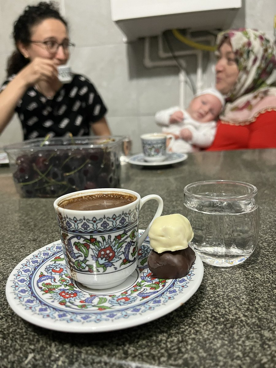 Annem,oğlum ve en yakın dostumla  bahçede “her şey mahvoldu ama hepsinin üstünden geldik biz çok güçlü bi takımız” kahvesi iciyoruz 🥹
Teşekkürler hayat 🙏🏻🥰